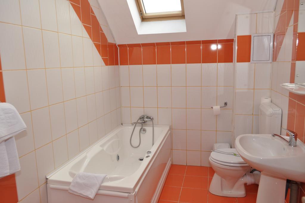 Pensiunea Octogon Piatra Neamţ Extérieur photo