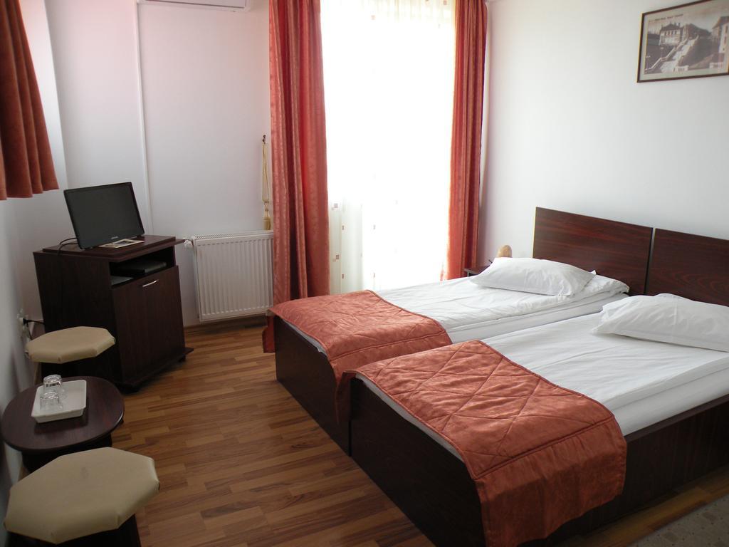 Pensiunea Octogon Piatra Neamţ Extérieur photo