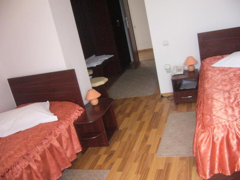 Pensiunea Octogon Piatra Neamţ Extérieur photo