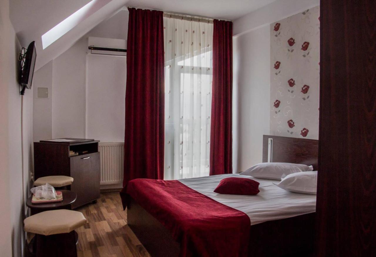 Pensiunea Octogon Piatra Neamţ Extérieur photo